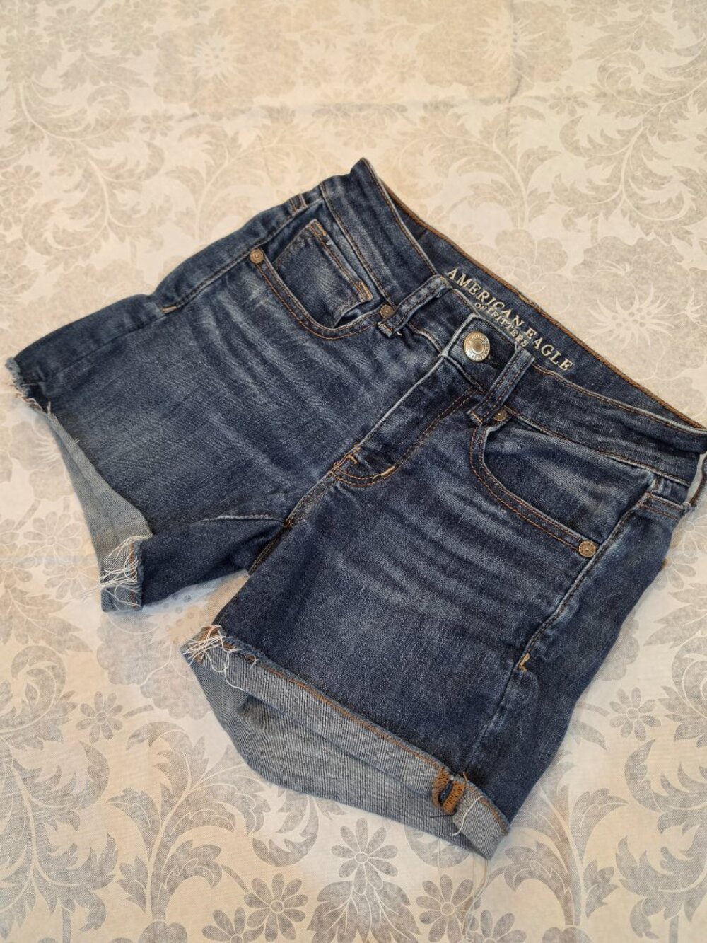 American Eagle Distressed Denim Cutoff Shorts Mid Rise Medium Wash Size 0 / 2
